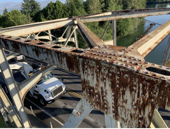 A photo showing rust on the top of the SR 536 Skagit River Bridge.